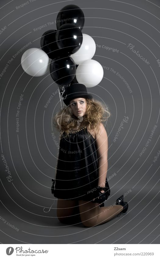 Modezirkus Stil feminin Junge Frau Jugendliche 18-30 Jahre Erwachsene Zirkus Bekleidung Kleid Handschuhe Hut blond knien träumen Traurigkeit ästhetisch dunkel