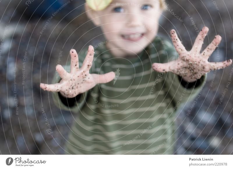 high five Mensch Kind Kleinkind Hand 1 3-8 Jahre Kindheit berühren entdecken Blick Spielen dreckig frech einzigartig Neugier rebellisch Stimmung Freude Glück