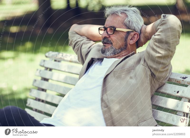 Porträt eines nachdenklichen reifen Mannes, der auf einer Bank in einem Stadtpark sitzt Lifestyle Glück Ruhestand Mensch maskulin Erwachsene Männlicher Senior 1