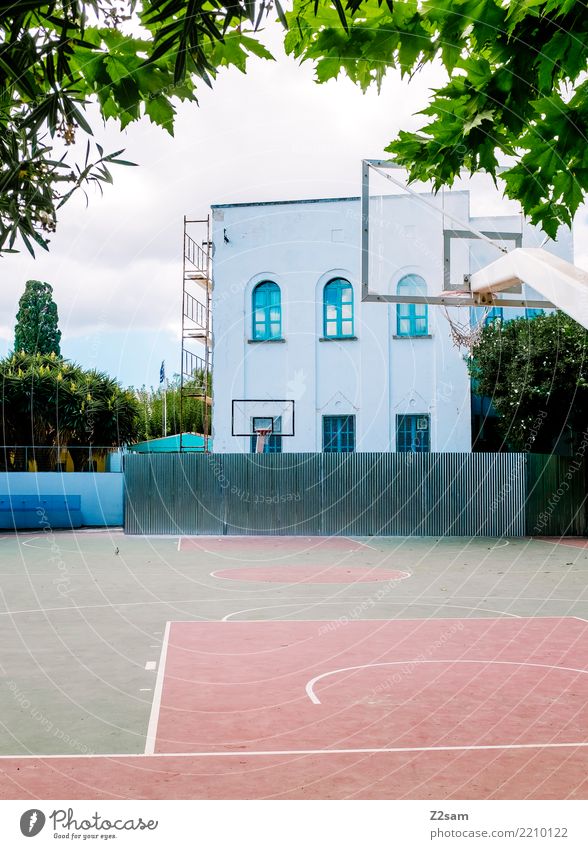 griechischer urbanismus Stadt Platz Architektur Sportplatz einfach Design Pause planen Schule Griechenland Basketballkorb Tartan Farbfoto Außenaufnahme