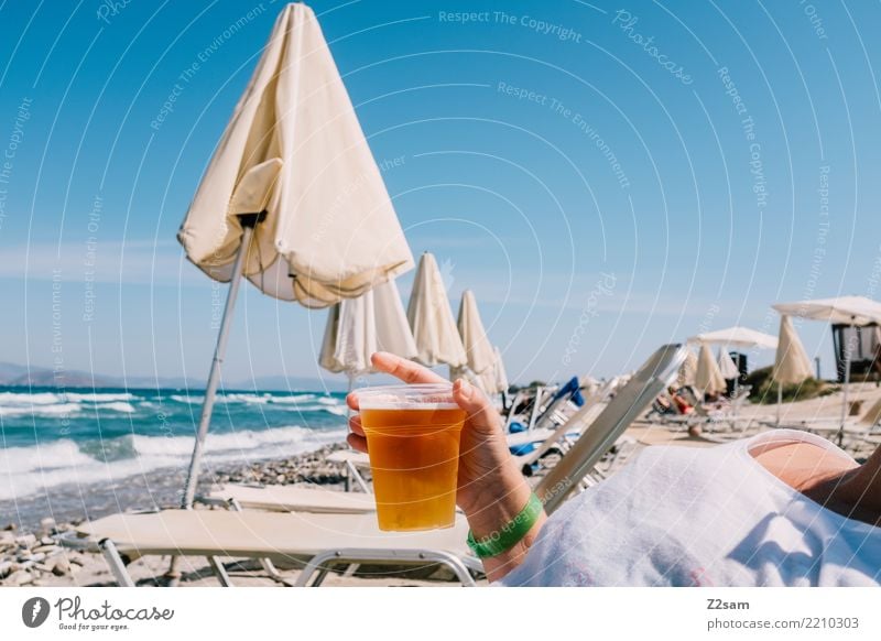 prost trinken Bier Lifestyle Ferien & Urlaub & Reisen Sommerurlaub Strand Meer Junge Frau Jugendliche Hand 18-30 Jahre Erwachsene Natur Landschaft Himmel Sonne
