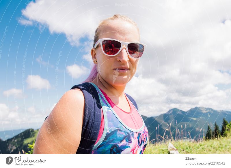 Junge Wanderin in den Bergen Lifestyle wandern feminin Junge Frau Jugendliche 18-30 Jahre Erwachsene Natur Landschaft Himmel Sommer Schönes Wetter Alpen