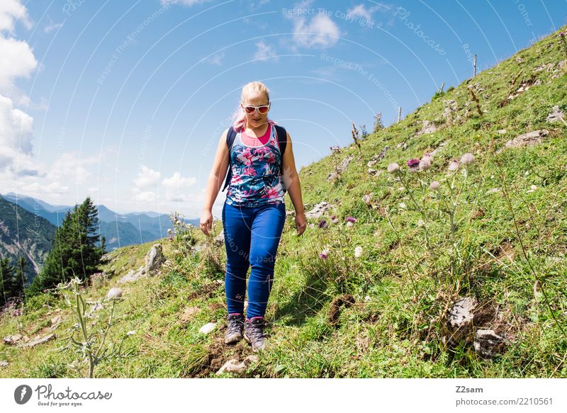 Wanderpfad auf der Rotwand in Bayern wandern Junge Frau Jugendliche 18-30 Jahre Erwachsene Himmel Sommer Wiese Alpen Berge u. Gebirge Jeanshose Sonnenbrille