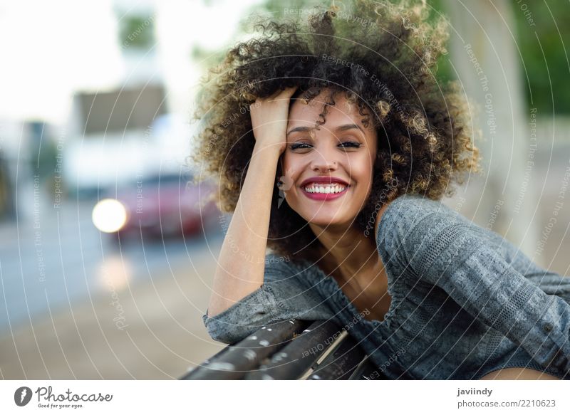 Junge gemischte Frau mit Afro-Frisur lächelnd Lifestyle Stil Glück schön Haare & Frisuren Gesicht Mensch Erwachsene Straße Mode Afro-Look Lächeln niedlich