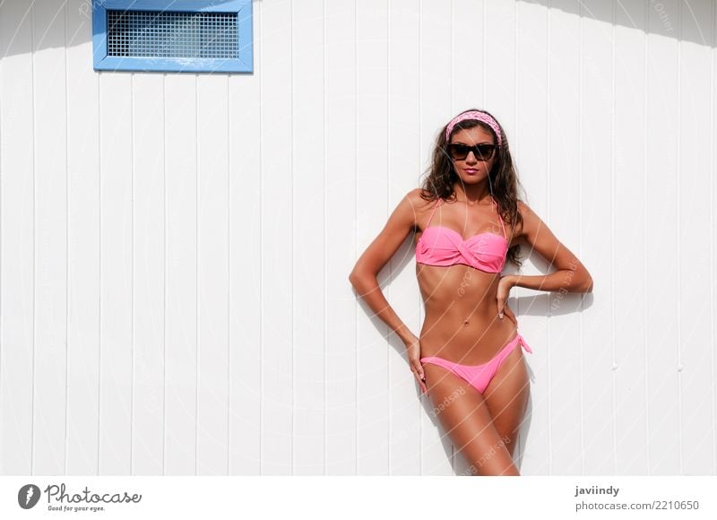 Junge Frau mit schönen Körper in einer Strandhütte Lifestyle Freude Glück Haare & Frisuren Haut Gesicht Erholung Freizeit & Hobby Ferien & Urlaub & Reisen