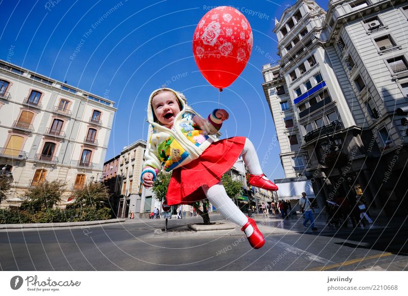 Kleines Babyfliegen mit einem roten Ballon in der Stadt feminin 1 Mensch 1-3 Jahre Kleinkind Fröhlichkeit frisch Gefühle Freude Lebensfreude Begeisterung