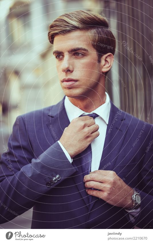 junger Geschäftsmann im städtischen Hintergrund, der blauen Anzug trägt elegant Stil Arbeit & Erwerbstätigkeit Beruf Mensch Mann Erwachsene Mode Krawatte blond