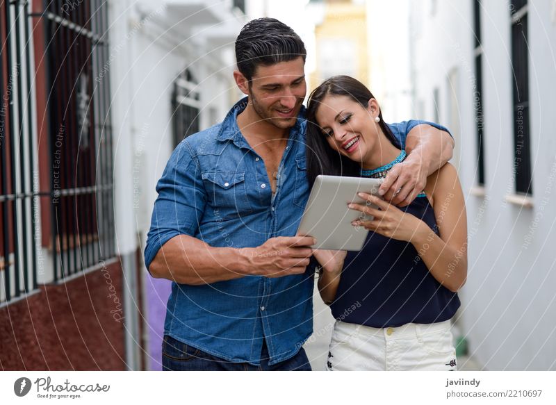 Paare mit Tablet-Computer im städtischen Hintergrund Lifestyle Glück schön Gesicht Telekommunikation Internet Mensch Frau Erwachsene Mann Lächeln Fröhlichkeit
