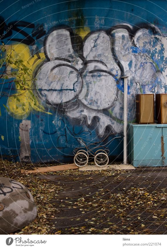 Haus-stand Fassade Beton Zeichen Schriftzeichen Graffiti alt gebrauchen authentisch trashig Stadt blau braun einzigartig träumen Vergänglichkeit