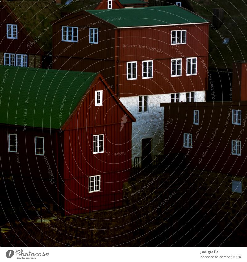 Färöer Tórshavn Føroyar Stadt Hauptstadt Haus Einfamilienhaus Gebäude Architektur eckig Stimmung Farbfoto Außenaufnahme Menschenleer Tag Licht dunkelbraun grün