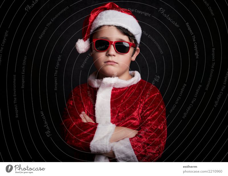 lustiger Junge mit Sonnenbrille zu Weihnachten Lifestyle Ferien & Urlaub & Reisen Winterurlaub Party Feste & Feiern Weihnachten & Advent maskulin Kind Kleinkind
