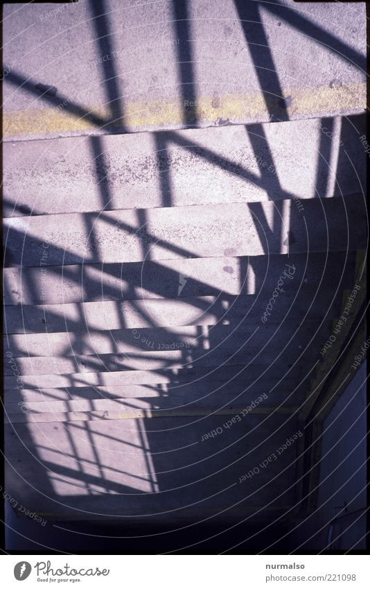 Treptogon Umwelt Menschenleer Treppe Zeichen ästhetisch dunkel eckig modern trist Geländer Schatten Symmetrie Fußgängerunterführung Farbfoto Licht Kontrast