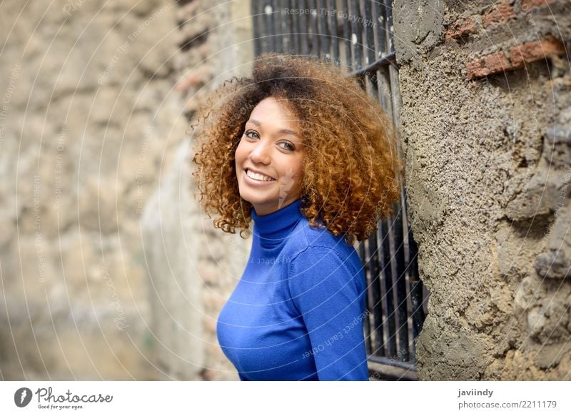 Afroamerikanerin lächelnd mit Afro-Frisur Lifestyle elegant Stil schön Haare & Frisuren Gesicht Mensch Junge Frau Jugendliche Erwachsene 1 18-30 Jahre Herbst