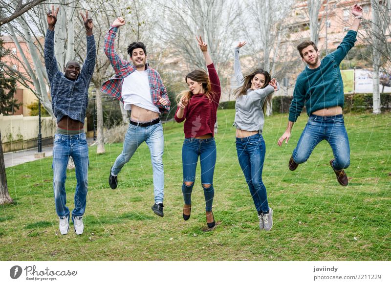 Gruppe multiethnischer Jugendlicher, die gemeinsam im Freien springen Lifestyle Freude Mensch Junge Frau Junger Mann Erwachsene Freundschaft 5 Menschengruppe