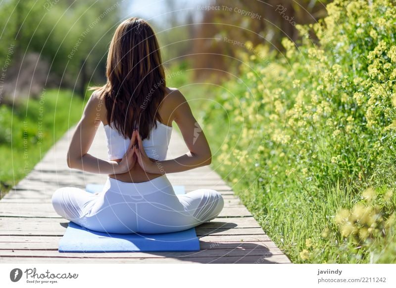 Rückenansicht einer jungen Frau beim Yoga in der Natur Lifestyle schön Körper Erholung Meditation Sport Mensch feminin Erwachsene Arme Hand 1 18-30 Jahre