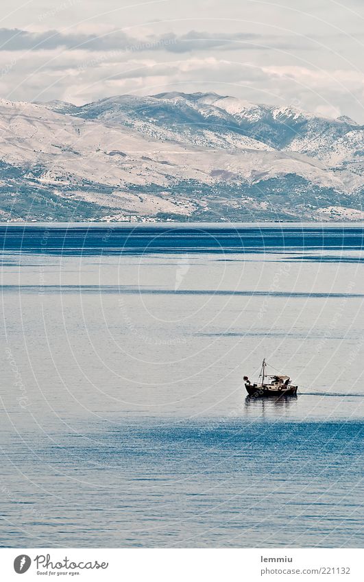 Morgens auf Korfu Landschaft Wasser Himmel Hügel Felsen Berge u. Gebirge Wellen Küste Bootsfahrt Fischerboot fangen klein Stimmung Zufriedenheit friedlich