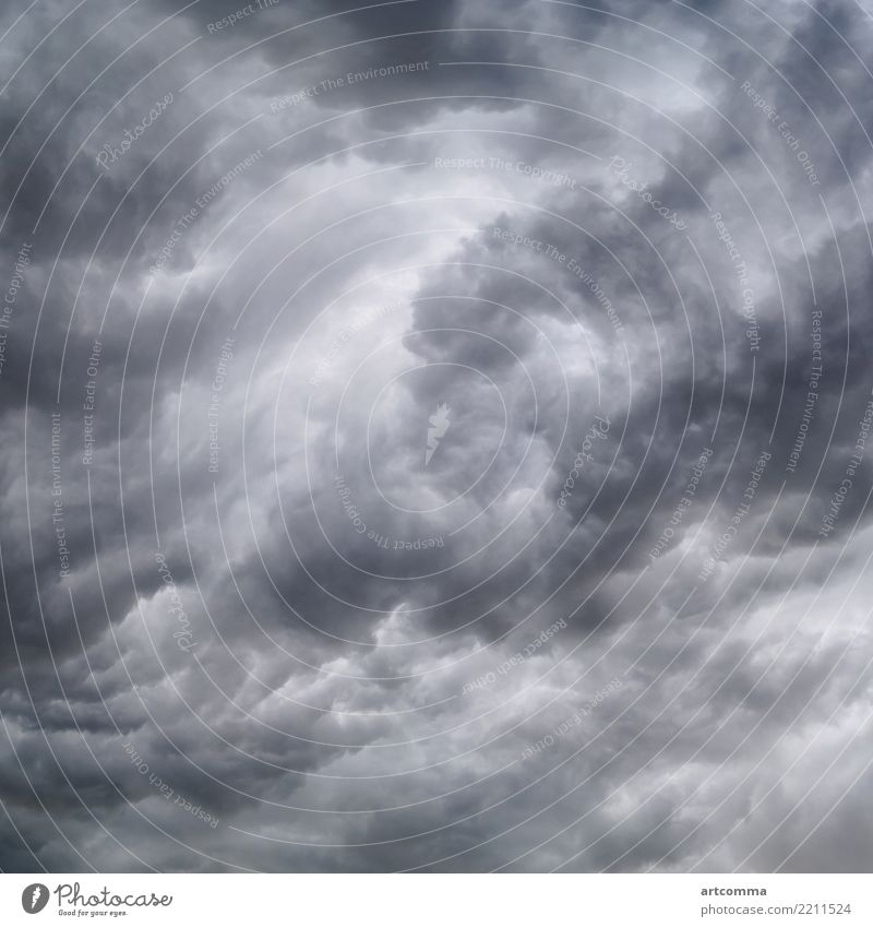 Beginn eines starken Gewitters, schwere dunkle Wolken, Orkan Atmosphäre schwarz Cloud Farbe Schaden dunkel Desaster dramatisch fluten Trichter grau Licht Natur