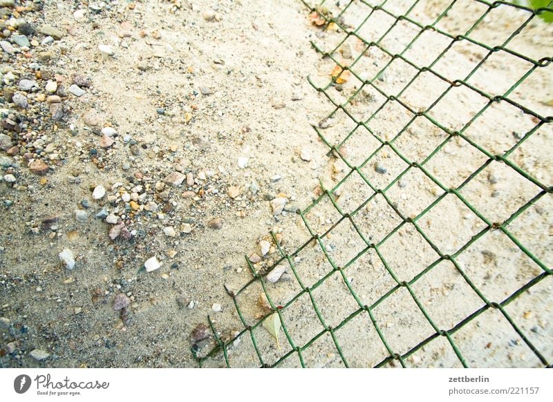 Maschendrahtzaun Natur Erde Sand Wandel & Veränderung Kies Material Zaun Nachbar Sieb steinig Haufen durchlässig diffusion Schlaufe Farbfoto Nahaufnahme
