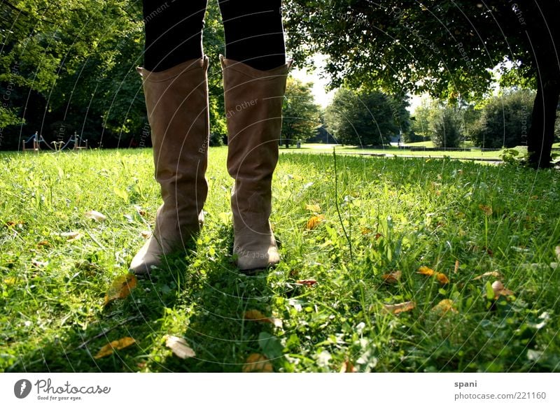 sunshine Beine Fuß 1 Mensch Strümpfe Stiefel Schuhe Frühlingsgefühle Willensstärke Freizeit & Hobby Wiese Gras Blatt Baum Farbfoto Außenaufnahme Nahaufnahme