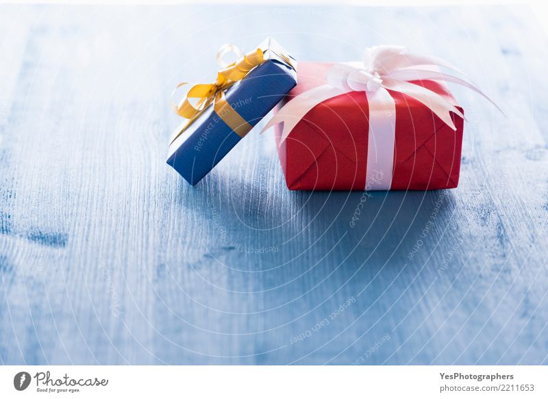 Zwei Geschenkboxen auf blauer Tabelle Handarbeit Dekoration & Verzierung Feste & Feiern Weihnachten & Advent Silvester u. Neujahr Hochzeit Geburtstag Paket