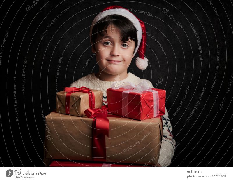 glückliches Kind mit Geschenken zu Weihnachten Lifestyle kaufen Ferien & Urlaub & Reisen Winter Party Veranstaltung Feste & Feiern Weihnachten & Advent