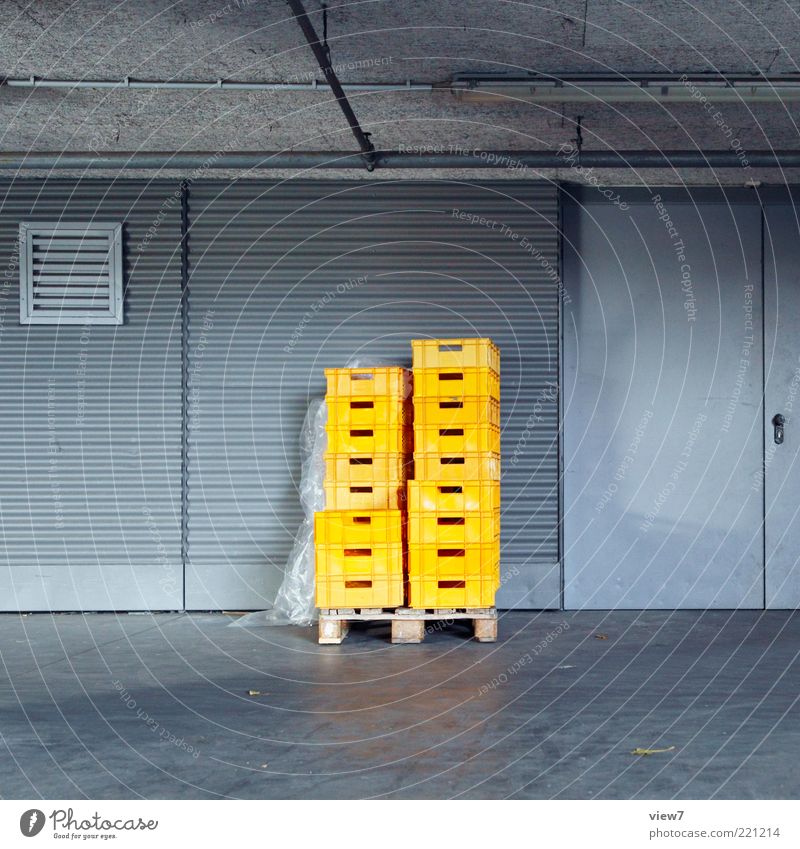 Warenannahme Handel Güterverkehr & Logistik Industrieanlage Fassade Tür Metall Kunststoff ästhetisch dunkel einfach neu gelb Einsamkeit Ordnung