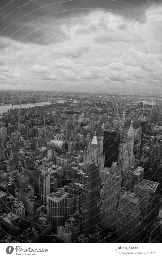 New York S/W Stadtzentrum Skyline bevölkert Haus Hochhaus Sehenswürdigkeit Wahrzeichen dunkel New York City Empire State Building Schwarzweißfoto Wolken