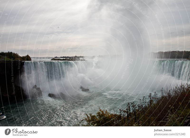 Niagara Fälle Umwelt Natur Landschaft Pflanze Urelemente Erde Luft Wasser Wassertropfen Himmel Wolken Wasserfall außergewöhnlich Kanada Maid of the Mist