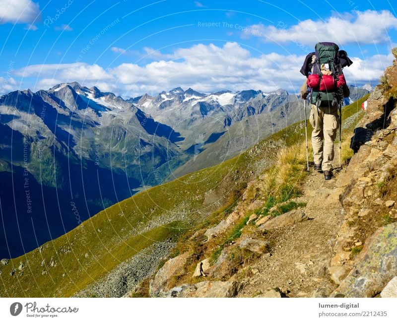 Wanderer mit Rucksack im Gebirge Tourismus Abenteuer Freiheit Camping Berge u. Gebirge wandern Natur gehen laufen einzigartig Lebensfreude Mobilität Österreich
