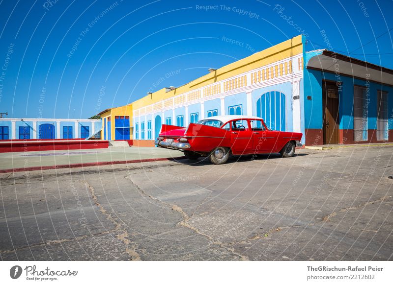 Cuba Kleinstadt Stadt alt Armut ästhetisch blau gelb gold rot schwarz weiß Kuba Reisefotografie Oldtimer PKW Stil mehrfarbig Leben Tourismus Karibik Insel