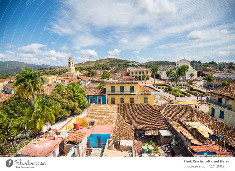 Trinidad Dorf Stadt bevölkert Platz alt ästhetisch Kuba Tourismus Dach Haus mehrfarbig blau gelb Kirche Palme Backstein Attraktion Aussicht Gebäude lebhaft