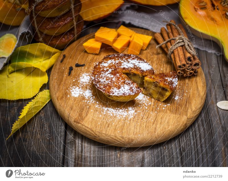 Cupcake von einem Kürbis Gemüse Brot Dessert Süßwaren Frühstück Tisch Herbst Blatt Holz heiß Muffin Bäckerei backen Feinschmecker Snack Backwaren gebastelt