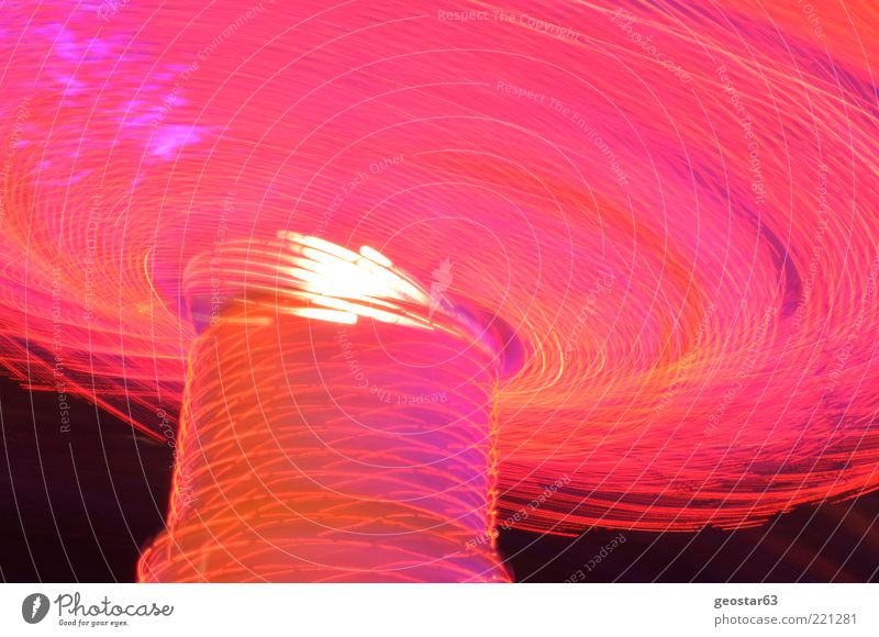 Kettenkarussel by night Jahrmarkt rosa Kettenkarussell Nachtaufnahme Farbfoto Außenaufnahme Menschenleer Langzeitbelichtung Bewegungsunschärfe Froschperspektive