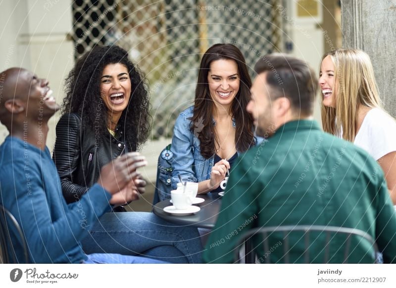 Mehrrassige Gruppe von fünf Freunden, die zusammen einen Kaffee trinken. Lifestyle kaufen Freude Glück schön Sommer Tisch Sitzung Mensch maskulin feminin Frau