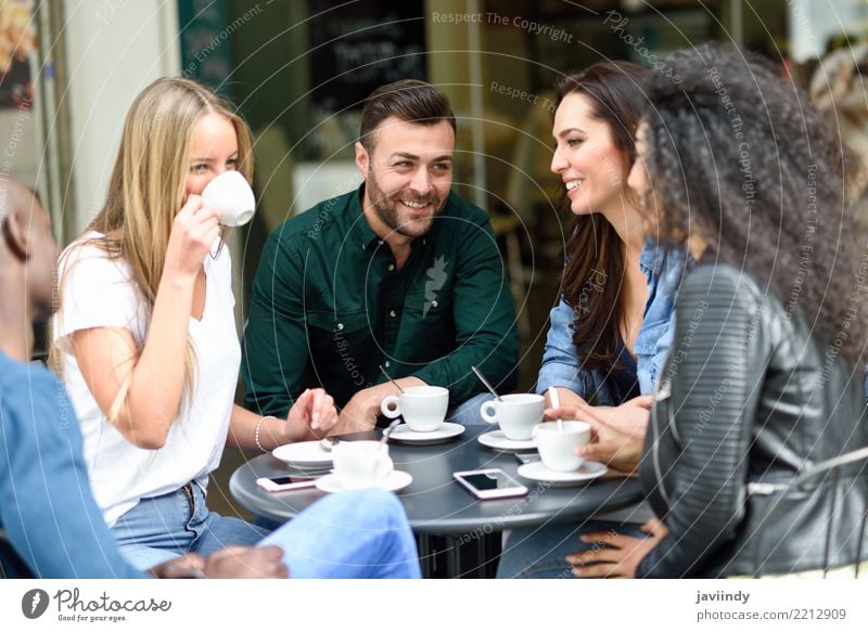Mehrrassige Gruppe von fünf Freunden, die zusammen einen Kaffee trinken. Lifestyle kaufen Freude Glück schön Sommer Tisch Sitzung Mensch maskulin feminin Frau