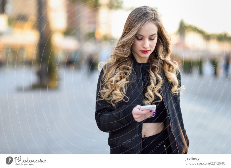 Blondine, die mit ihrem Smartphone simsen Lifestyle Stil schön Haare & Frisuren Telefon PDA Mensch feminin Frau Erwachsene 1 18-30 Jahre Jugendliche Herbst