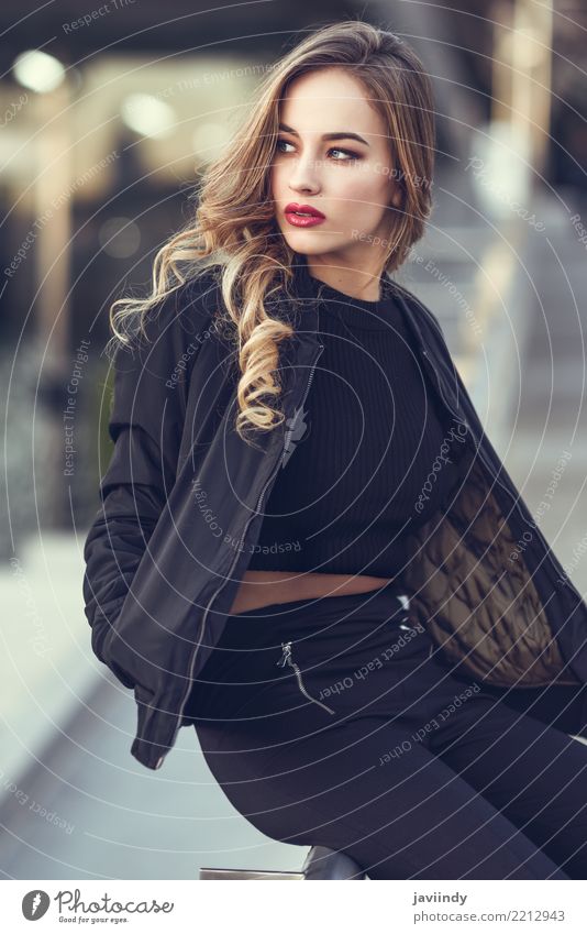 Russisches blondes Mädchen, das draußen schwarze Jacke und Hose trägt. Lifestyle Stil schön Haare & Frisuren Mensch Frau Erwachsene 1 18-30 Jahre Jugendliche