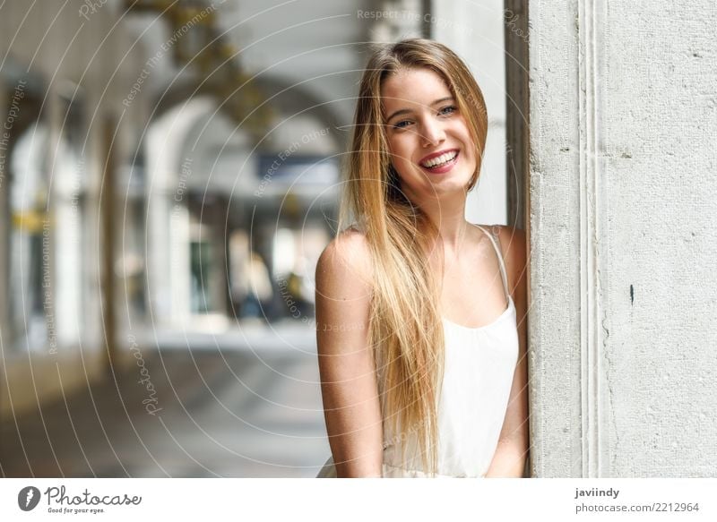 Schönes blondes Mädchen in städtischen Hintergrund trägt weißes Kleid Lifestyle Glück schön Haare & Frisuren Gesicht Leben Sommer Mensch feminin Frau Erwachsene