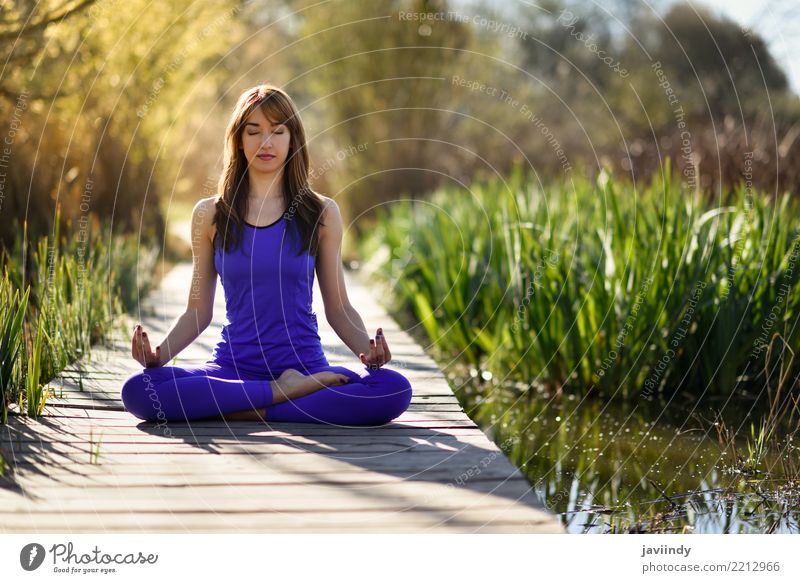 Junge Frau, die Yoga auf hölzerner Straße in der Natur tut Lifestyle schön Körper Erholung Meditation Sommer Sport Mensch feminin Erwachsene 1 18-30 Jahre