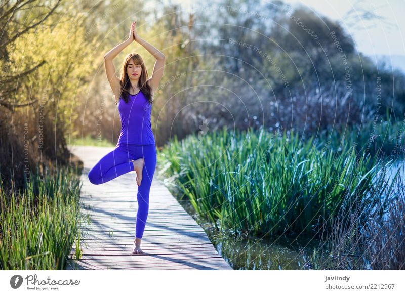 Junge Frau, die Yoga auf hölzerner Straße in der Natur tut Lifestyle Glück schön Körper Erholung Meditation Sommer Sport Mensch feminin Erwachsene 1 18-30 Jahre