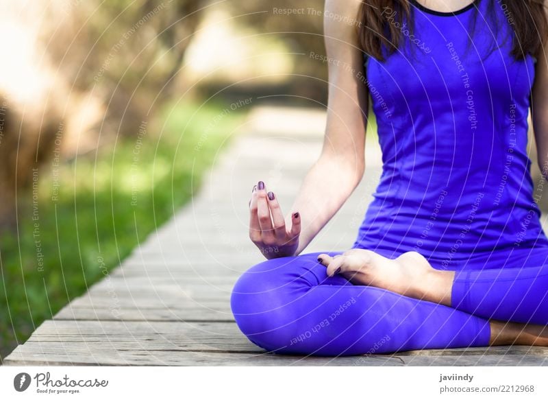 Junge Frau, die Yoga auf hölzerner Straße in der Natur tut Lifestyle schön Körper Erholung Meditation Sommer Sport Mensch feminin Erwachsene 1 18-30 Jahre