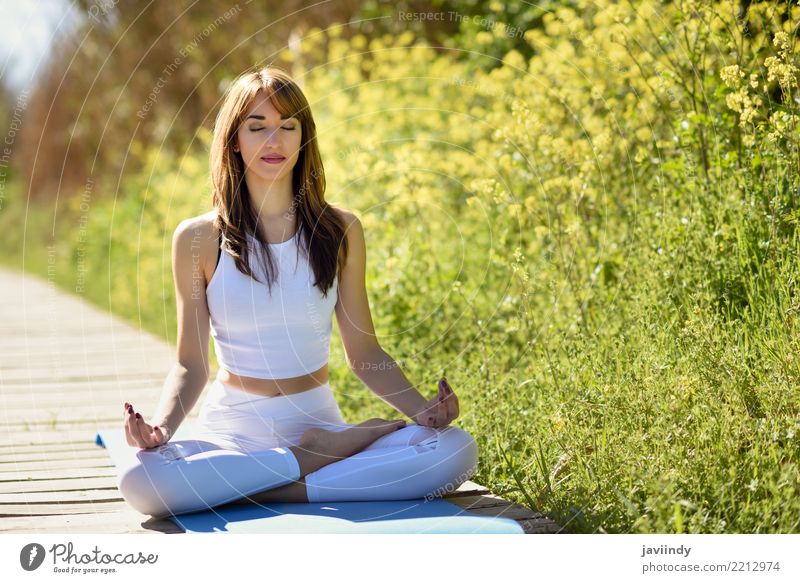 Junge Frau, die Yoga auf hölzerner Straße in der Natur tut. Lifestyle schön Körper Erholung Meditation Sommer Sport Mensch feminin Erwachsene 1 18-30 Jahre