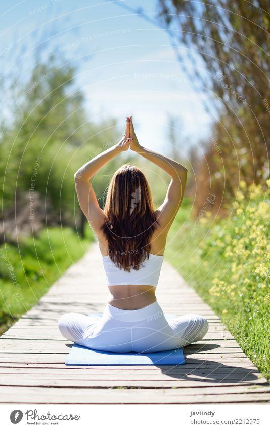 Junge Frau, die Yoga auf hölzerner Straße in der Natur tut. Lifestyle schön Körper Erholung Meditation Sommer Sport Mensch feminin Erwachsene 1 18-30 Jahre