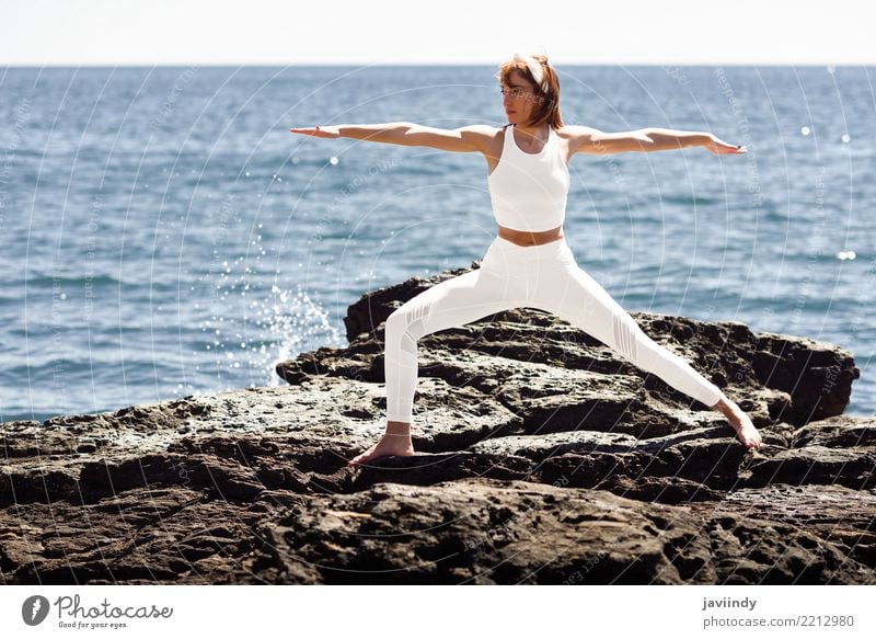 Junge Frau, die Yoga im Strand tut Lifestyle schön Wellness Erholung Meditation Sommer Meer Sport Mensch feminin Erwachsene Körper 1 18-30 Jahre Jugendliche