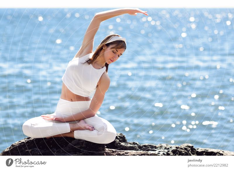 Junge Frau, die Yoga im Strand tut. Lifestyle schön Wellness Erholung Meditation Sommer Meer Sport Mensch feminin Erwachsene 1 18-30 Jahre Jugendliche Natur