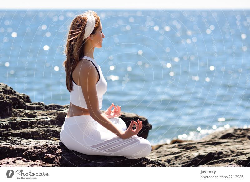 Junge Frau, die Yoga im Strand tut. Lifestyle schön Wellness Erholung Meditation Sommer Meer Sport Mensch feminin Erwachsene Körper 1 18-30 Jahre Jugendliche