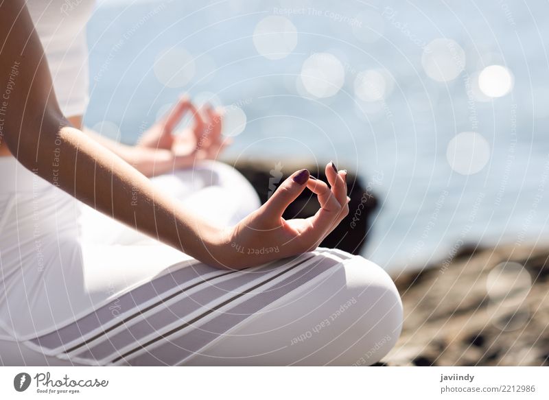 Junge Frau, die Yoga im Strand tut. Lifestyle schön Wellness Erholung Meditation Sommer Meer Sport Mensch Erwachsene Hand 1 Natur Fitness sitzen Fröhlichkeit