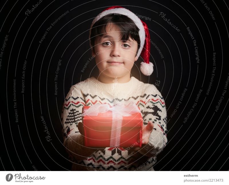 glückliches Kind mit einem Weihnachtsgeschenk Lifestyle Ferien & Urlaub & Reisen Winter Entertainment Party Feste & Feiern Weihnachten & Advent