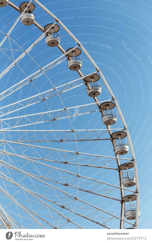 Riesenrad vor blauem Himmel Verkehr Verkehrsmittel lustig Stimmung Optimismus Marseille weiß Blauer Himmel Fähre Vergnügungspark Jahrmarkt Höhe Freude