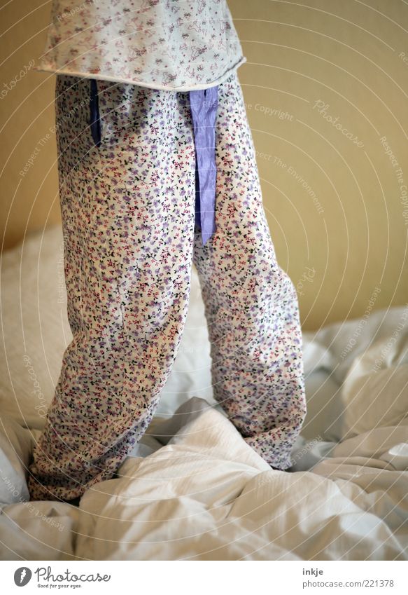 Pyjamaparty ! Leben Wohlgefühl Häusliches Leben Wohnung Bett Kinderzimmer Schlafzimmer Mädchen Kindheit Jugendliche Beine Schlafanzug Bettwäsche Bettdecke